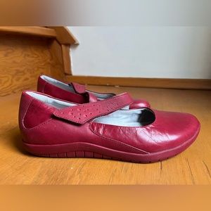 Tsubo Leather Red Mary Jane Flats